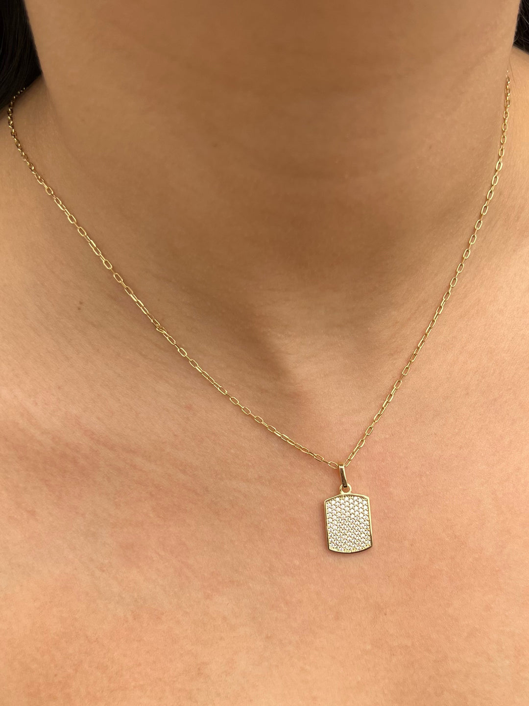 Dije placa con swarovski blanco 1.95gr / Largo 2.2cm — Oro Amarillo