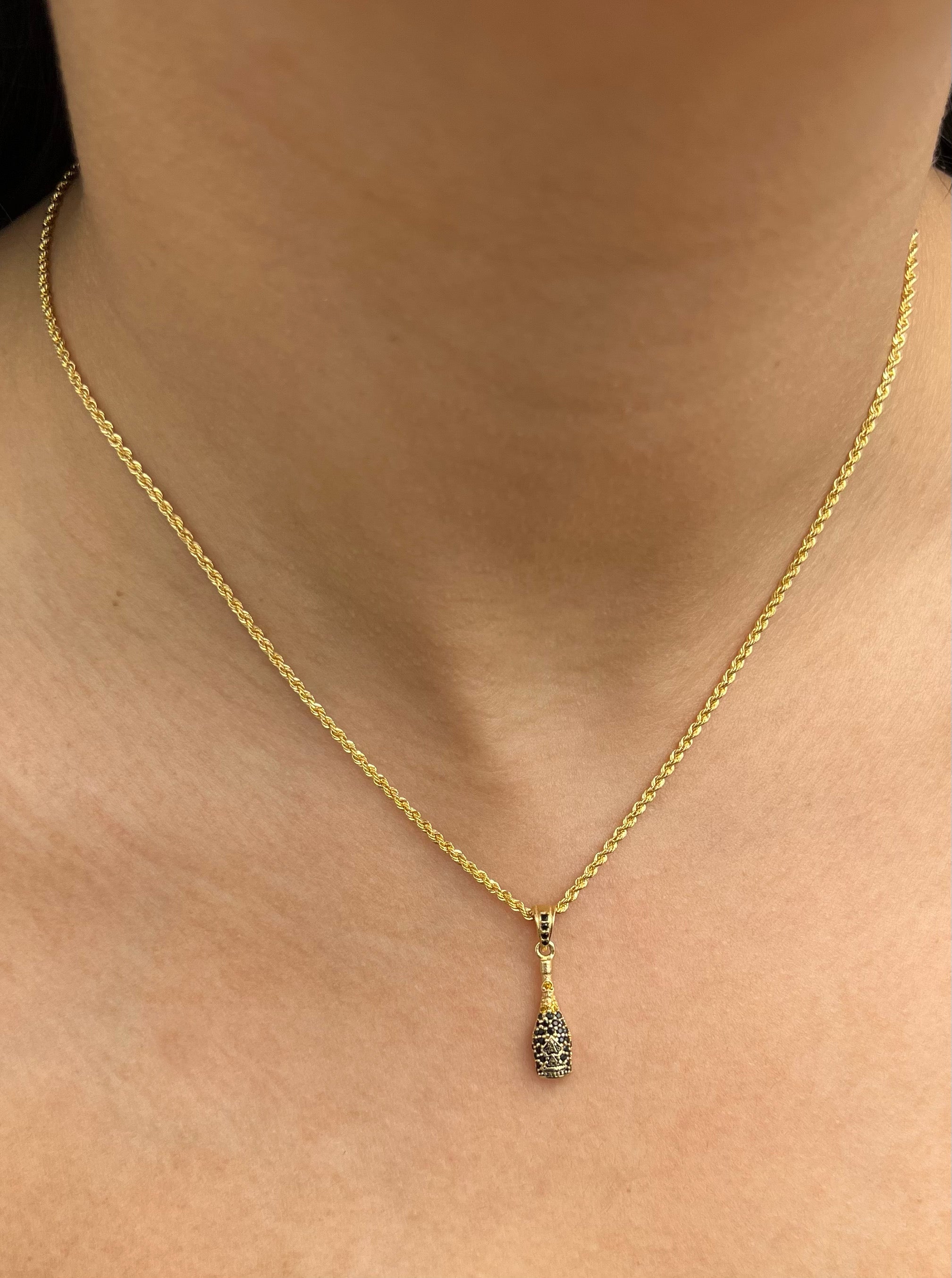 Dije botella con swarovski negro 1.45gr / Largo 2.3cm — Oro Amarillo