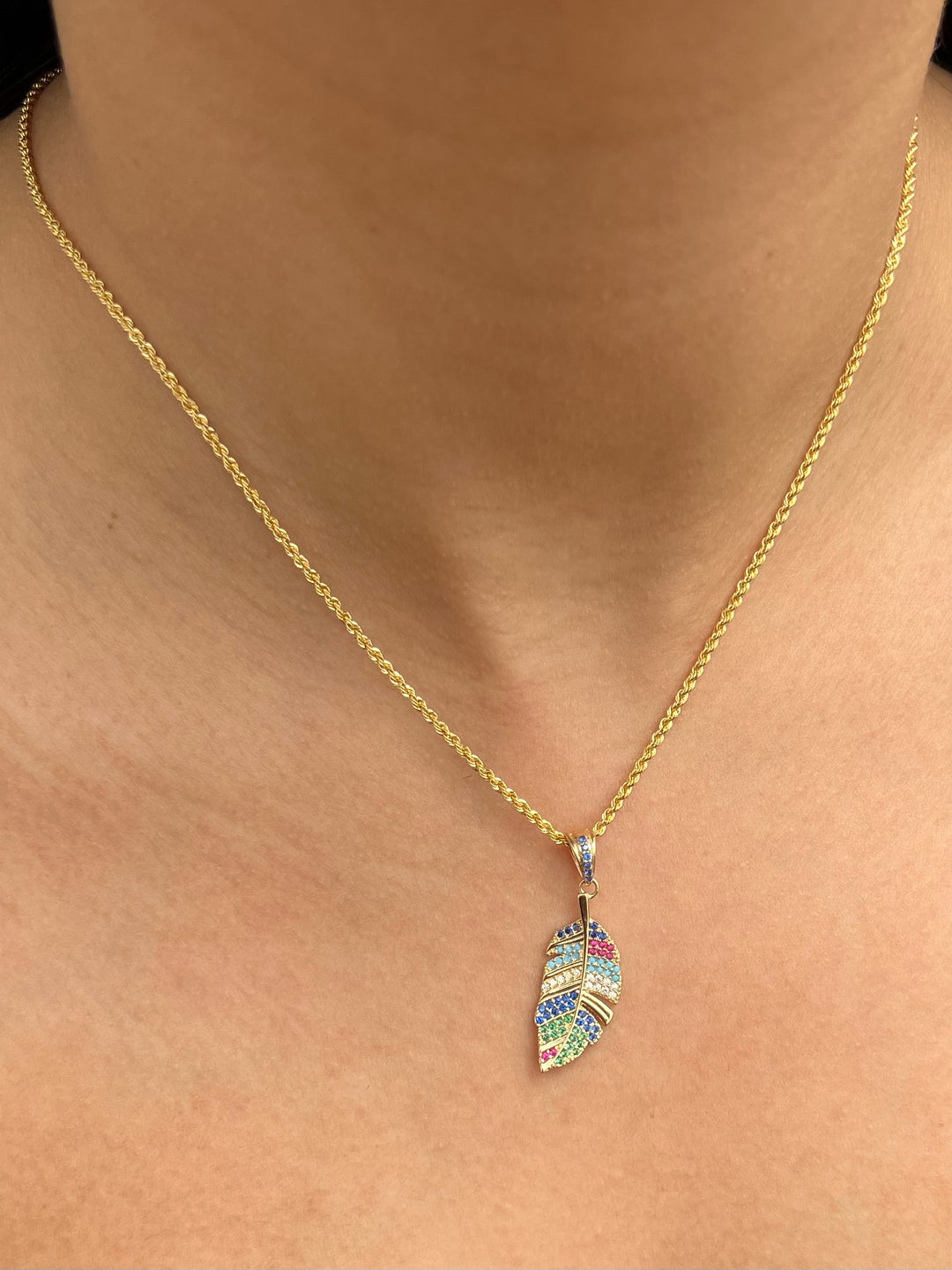 Dije hoja con swarovski multicolor 2.25gr / Largo 3.3cm — Oro Amarillo