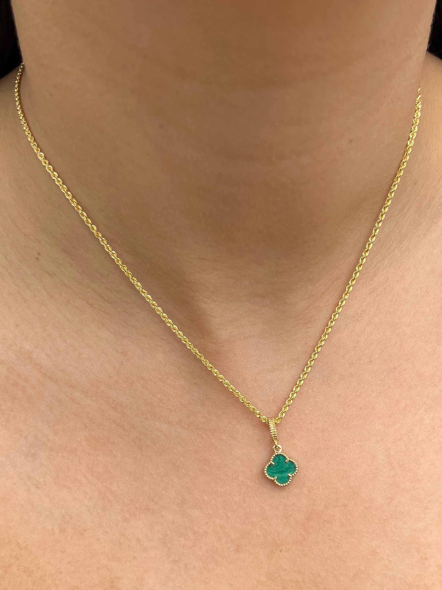 Dije lucky clover piedra verde 1.3gr / Largo 1.9cm / Oro Amarillo Nac M