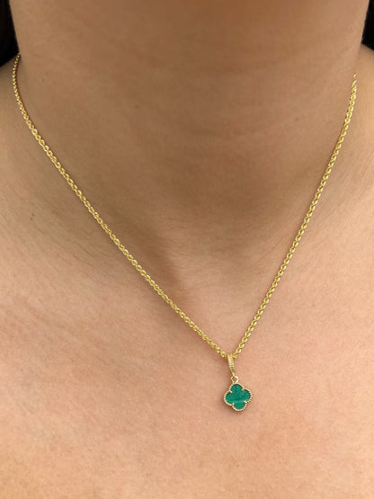 Dije lucky clover piedra verde 1.3gr / Largo 1.9cm — Oro Amarillo