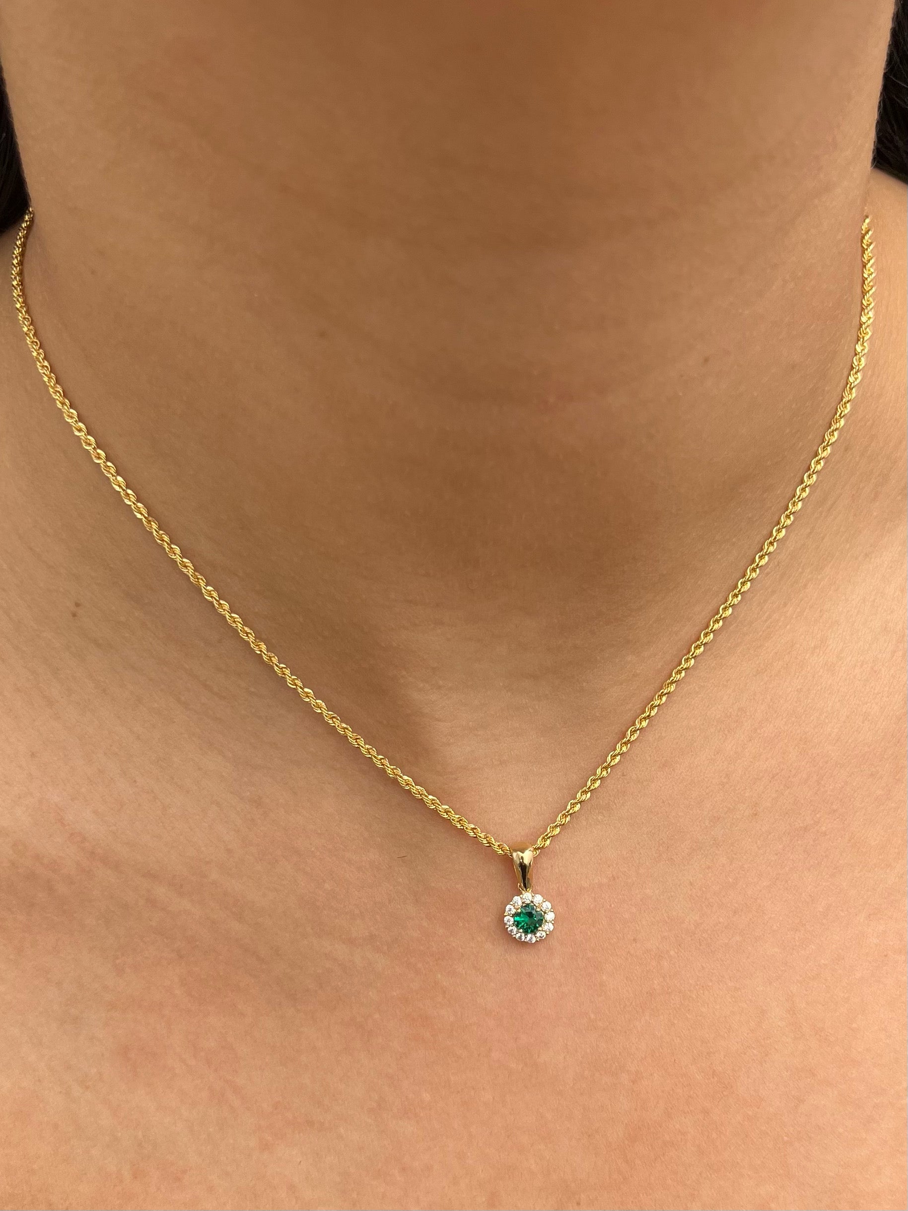 Dije con swarovski verde y blanco 0.85gr / Largo 1.4cm / Oro Amarillo Nac M