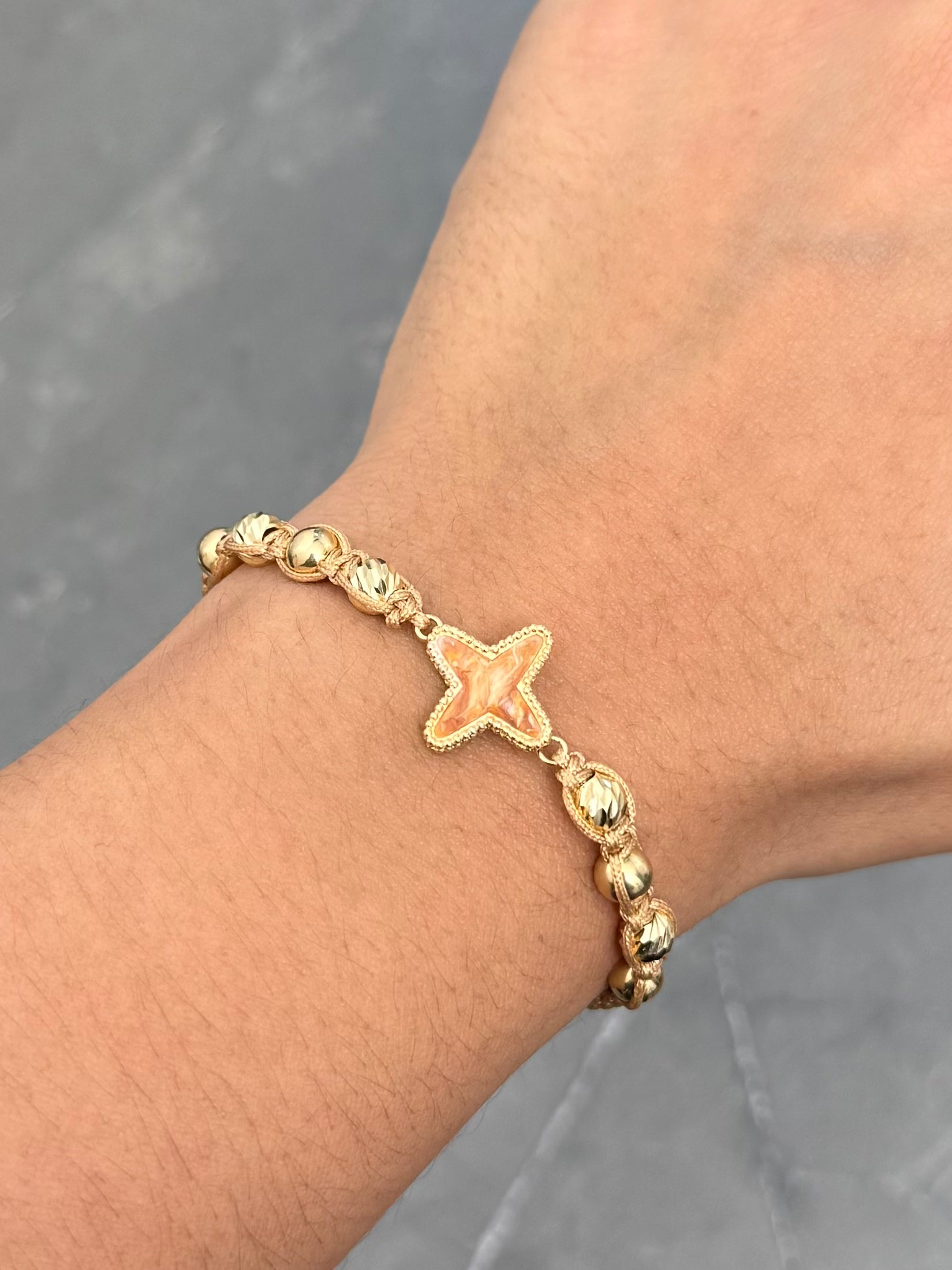 Pulsera en Hilo Beige con Herraje y Bolas Lisas - Diamantadas 3.1gr — Oro Amarillo