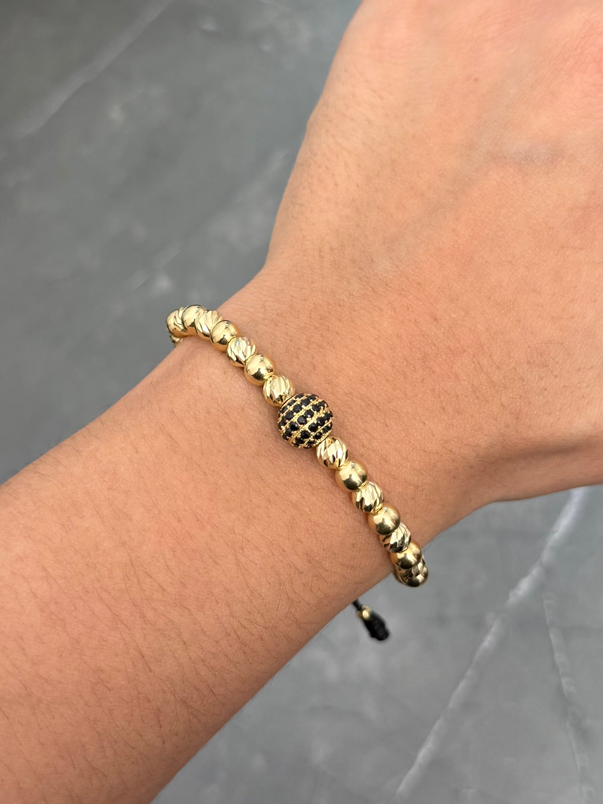 Pulsera en Hilo Negro con Bolas Lisas y Diamantadas 5.4gr — Oro Amarillo