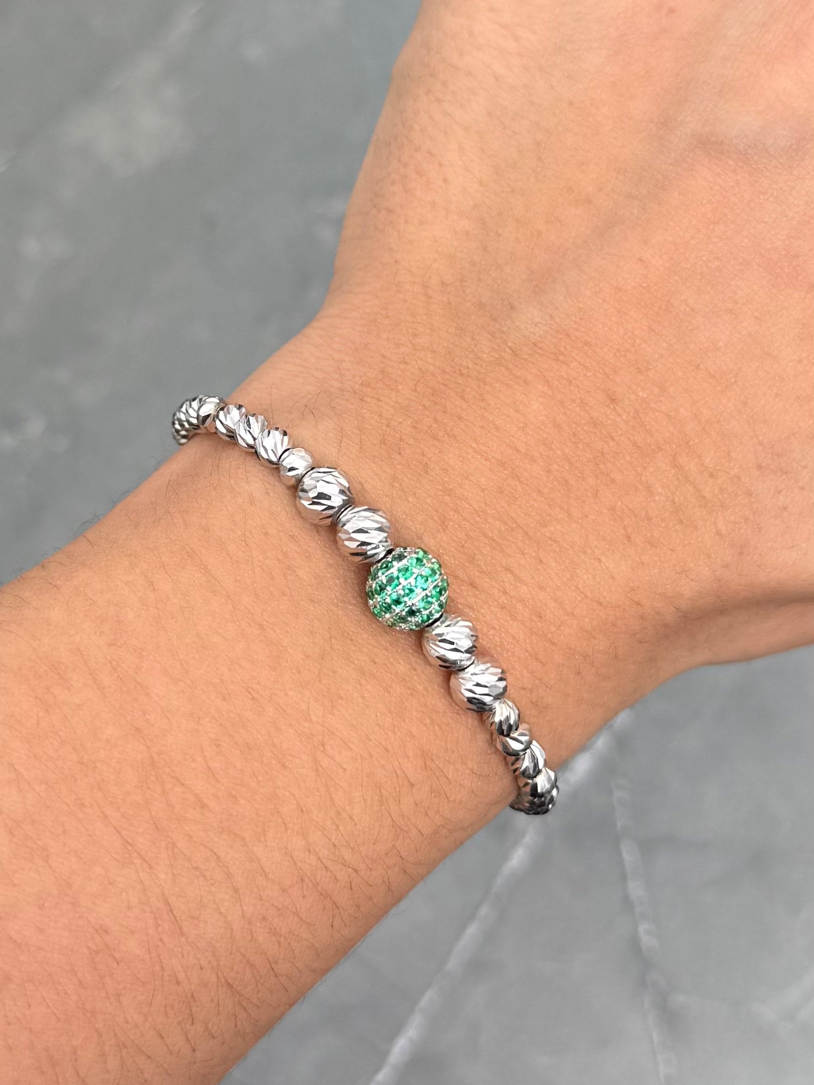Pulsera en Hilo Negro con Bolas Diamantadas y Bola de Fuego 4.55gr — Oro Blanco