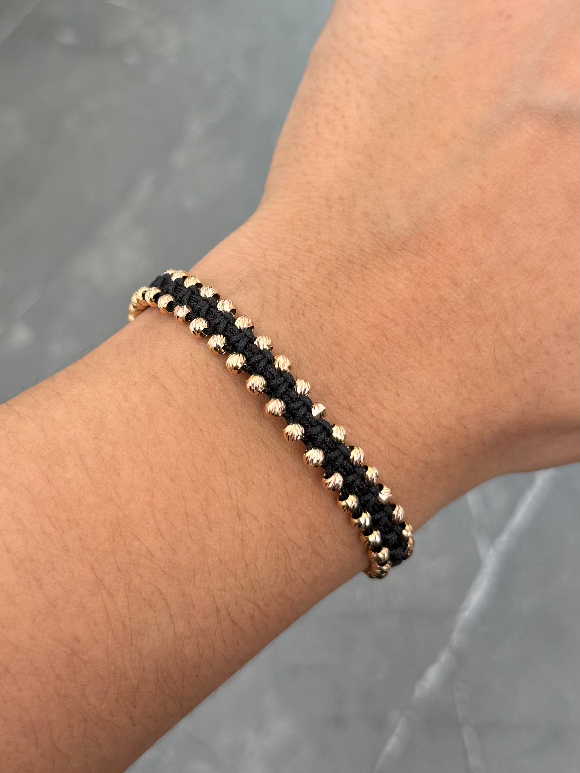Pulsera en Hilo Negro con Bolas Diamantadas 2.5gr — Oro Rosado