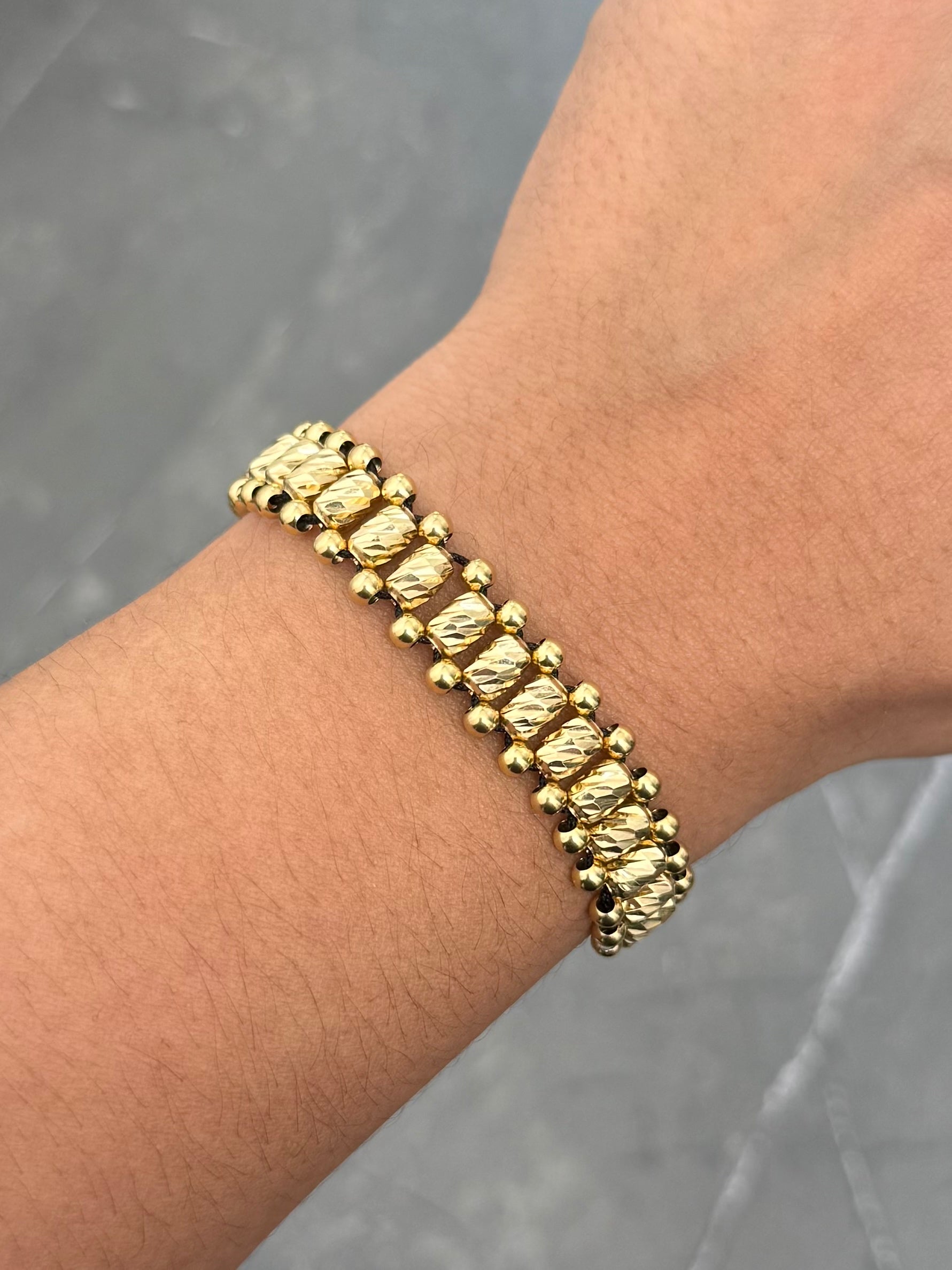 Pulsera en Hilo Negro con Herrajes y Bolas Lisas 5.3gr — Oro Amarillo