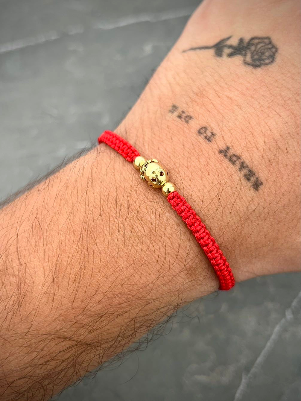Pulsera en hilo rojo con herrajes y bolas lisas 1.15gr / Oro Amarillo (Joya) M