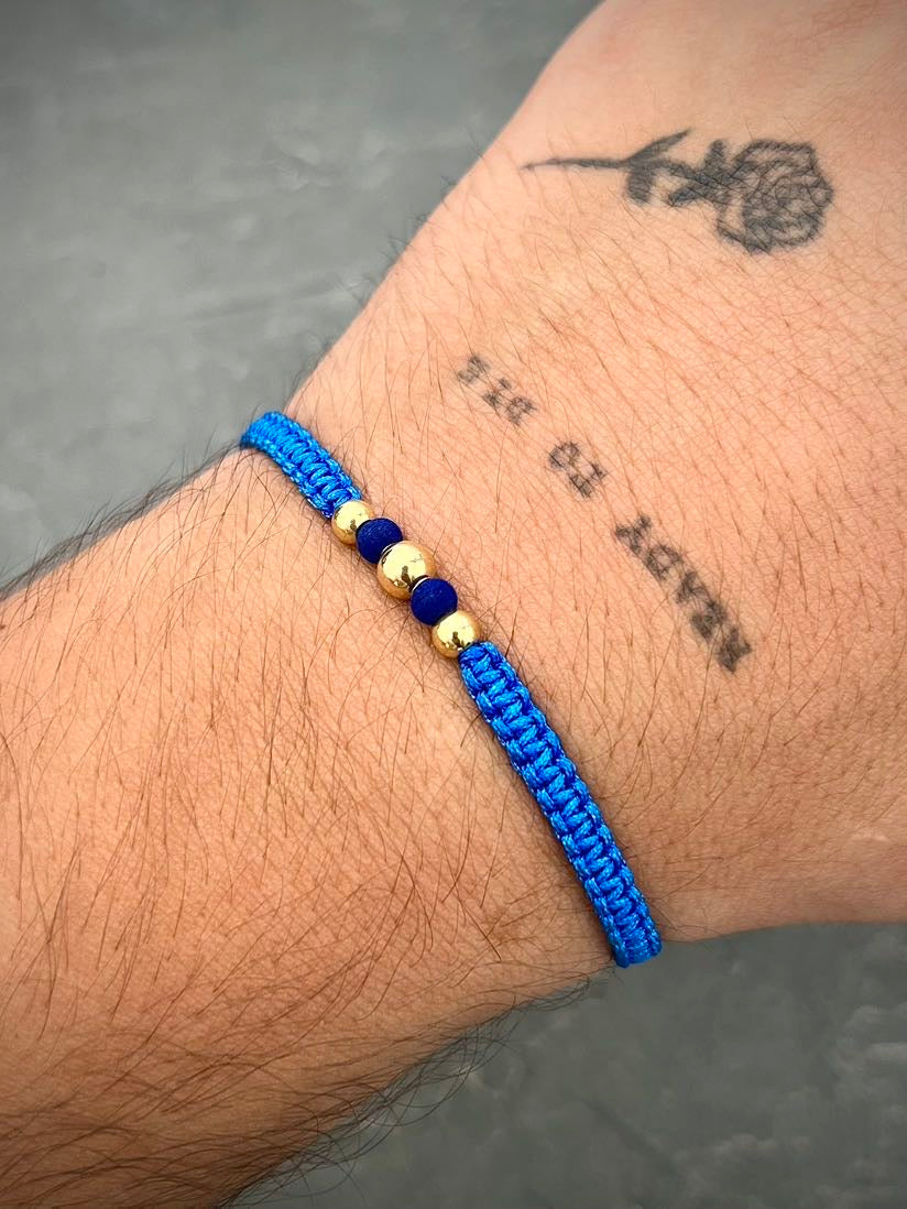 Pulsera en hilo azul con bolas lisas y neoprenos 0.4gr — Oro Amarillo