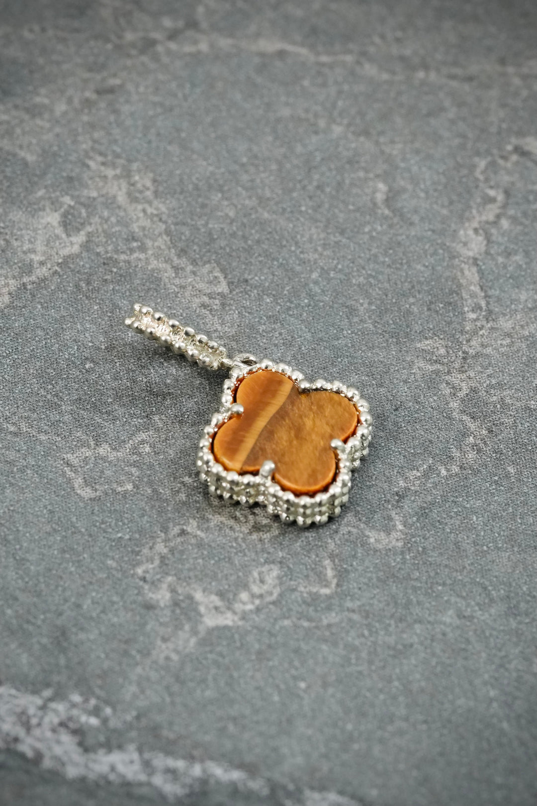 Dije lucky clover piedra cafe 0.8gr / Largo 1.6cm — Oro Blanco