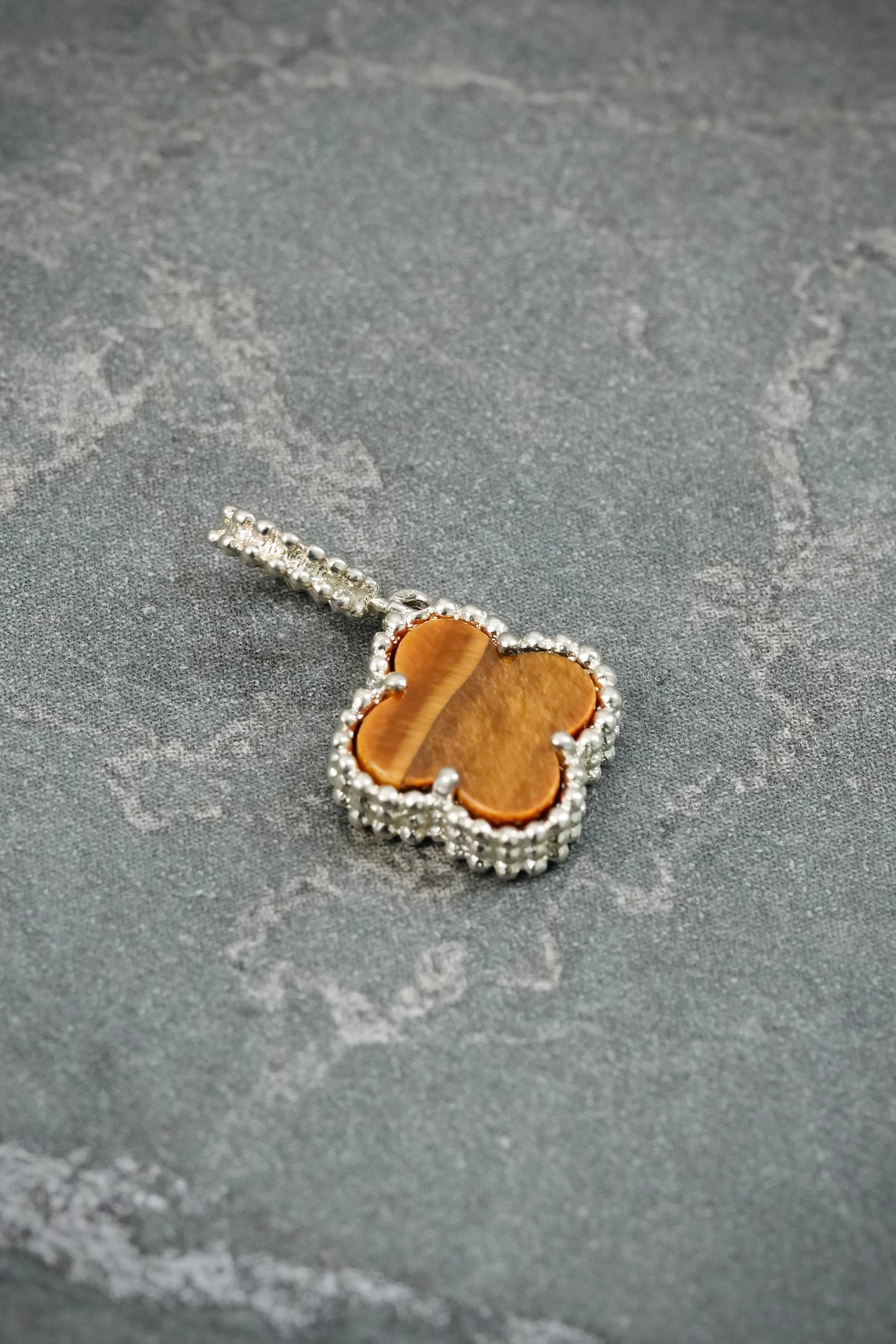 Dije lucky clover piedra cafe 0.8gr / Largo 1.6cm / Oro Blanco Nac M