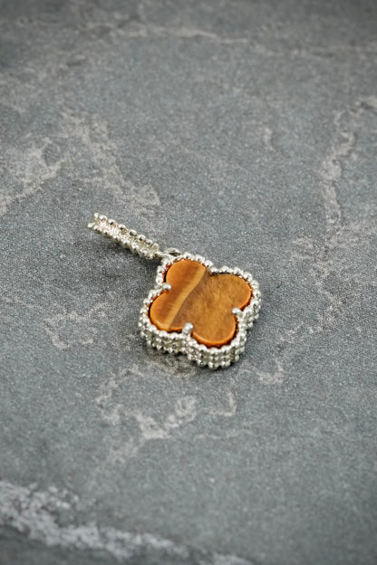 Dije lucky clover piedra cafe 0.7gr / Largo 1.6cm — Oro Blanco