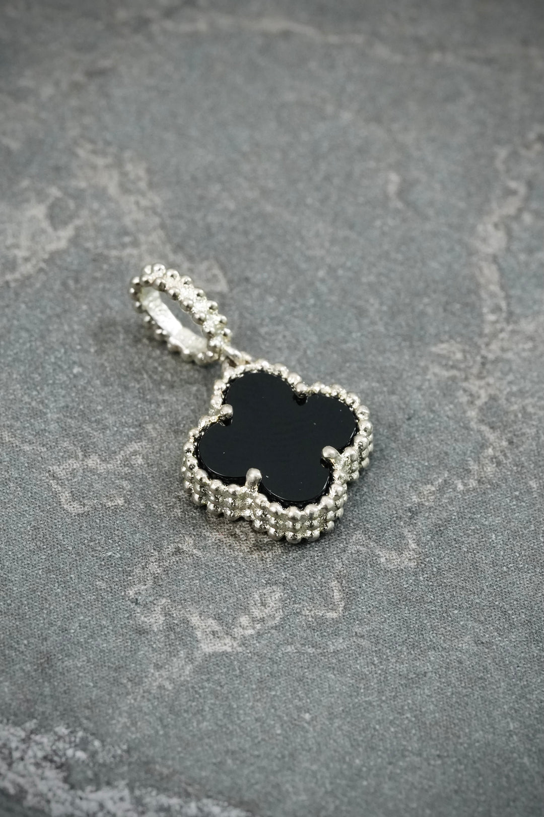 Dije lucky clover piedra negra 0.75gr / Largo 1.6cm — Oro Blanco