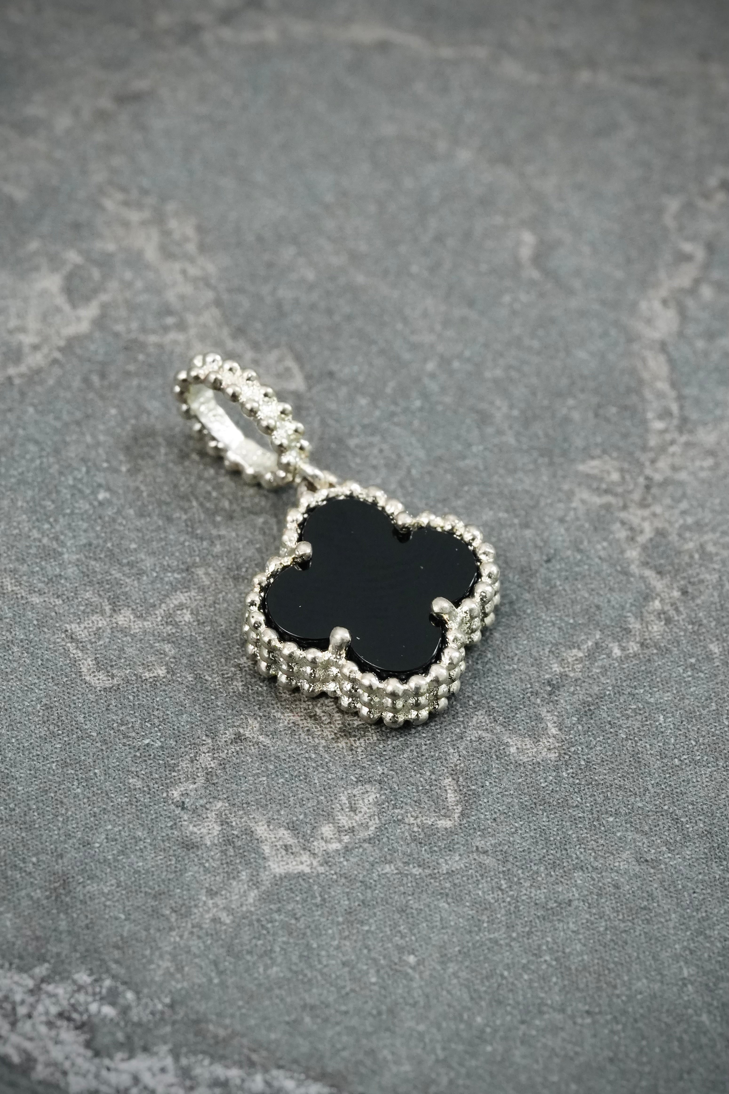 Dije lucky clover piedra negra 0.75gr / Largo 1.6cm / Oro Blanco Nac M