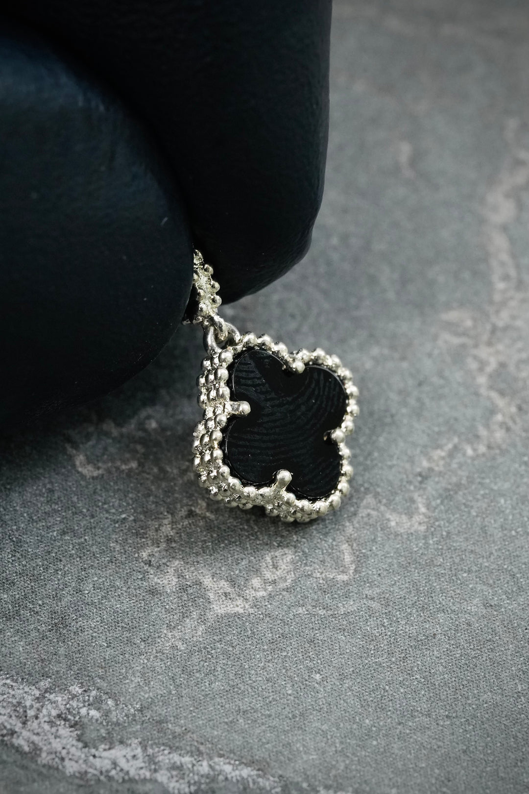 Dije lucky clover piedra negra 0.75gr / Largo 1.6cm — Oro Blanco