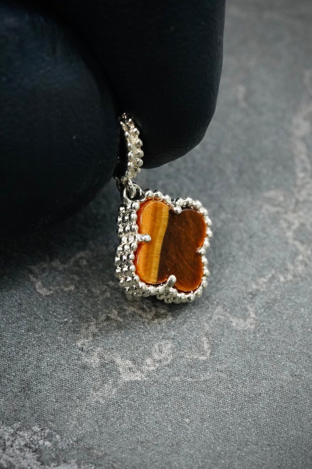 Dije lucky clover piedra cafe 0.8gr / Largo 1.6cm — Oro Blanco