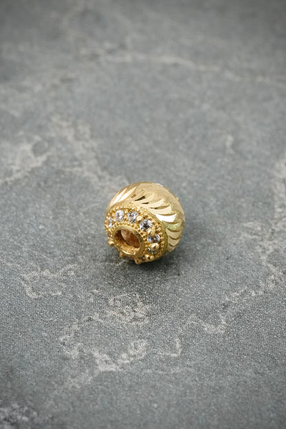 Herraje diamantado con swarovski blanco 0.7gr / Largo 0.6cm — Oro Amarillo