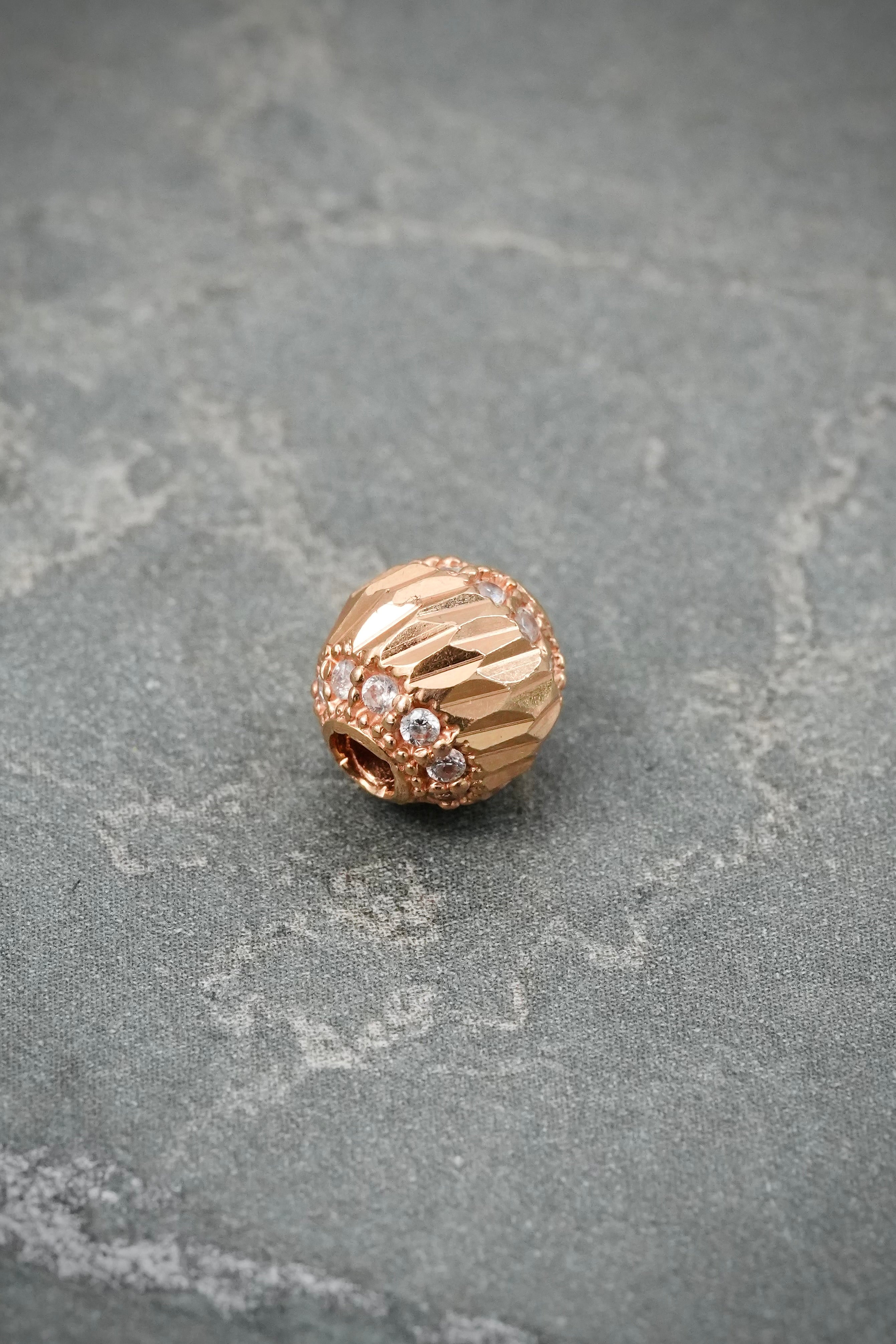 Herraje diamantado con swarovski blanco 1.45gr / Largo 0.7cm — Oro Rosado