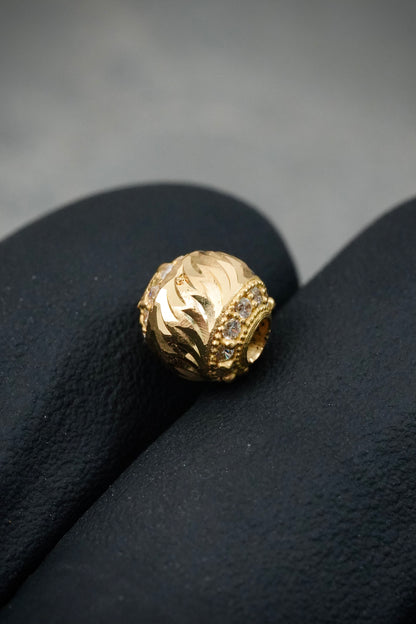 Herraje diamantado con swarovski blanco 0.7gr / Largo 0.6cm — Oro Amarillo