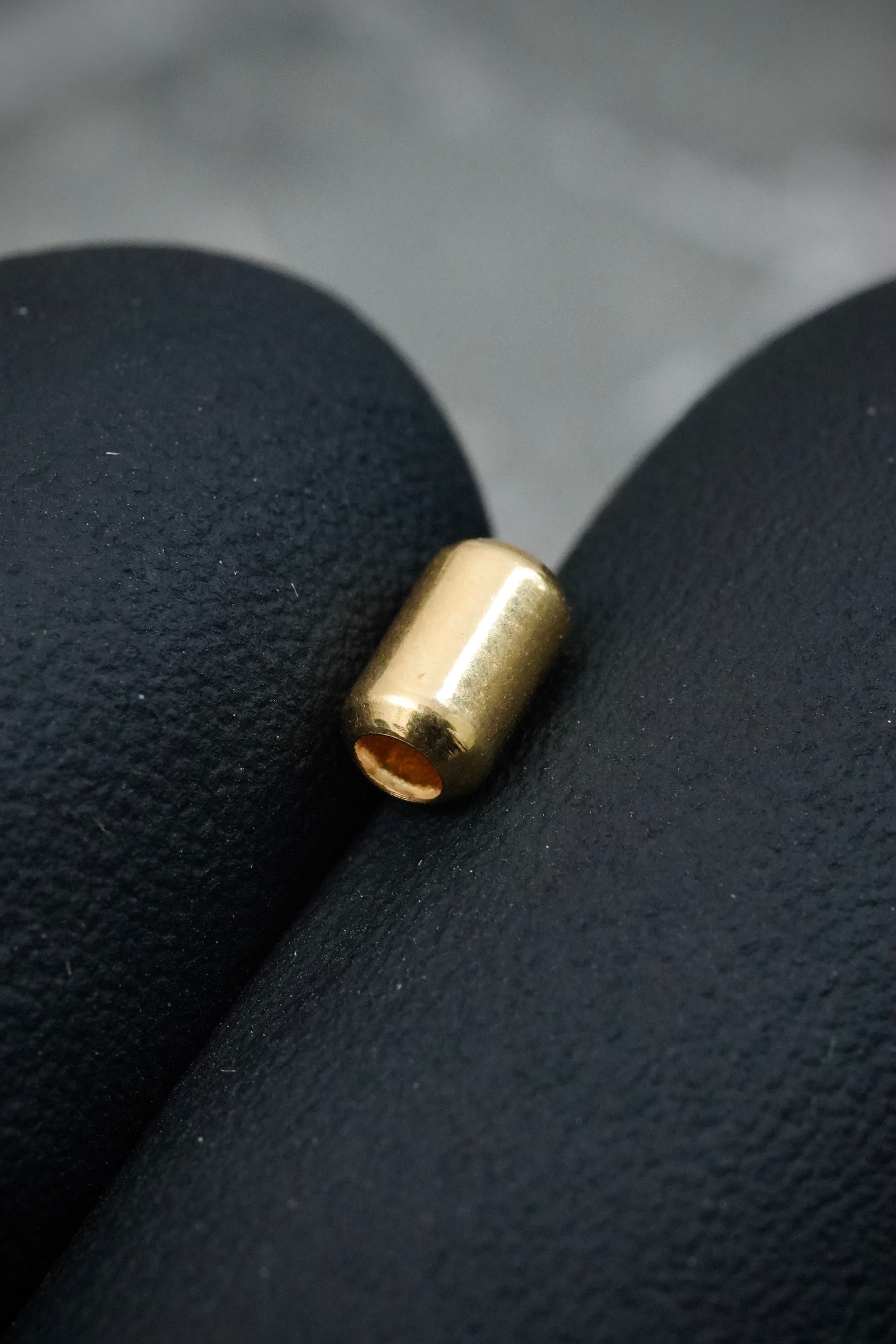 Herraje tubo liso 0.05gr / Largo 0.5cm — Oro Amarillo