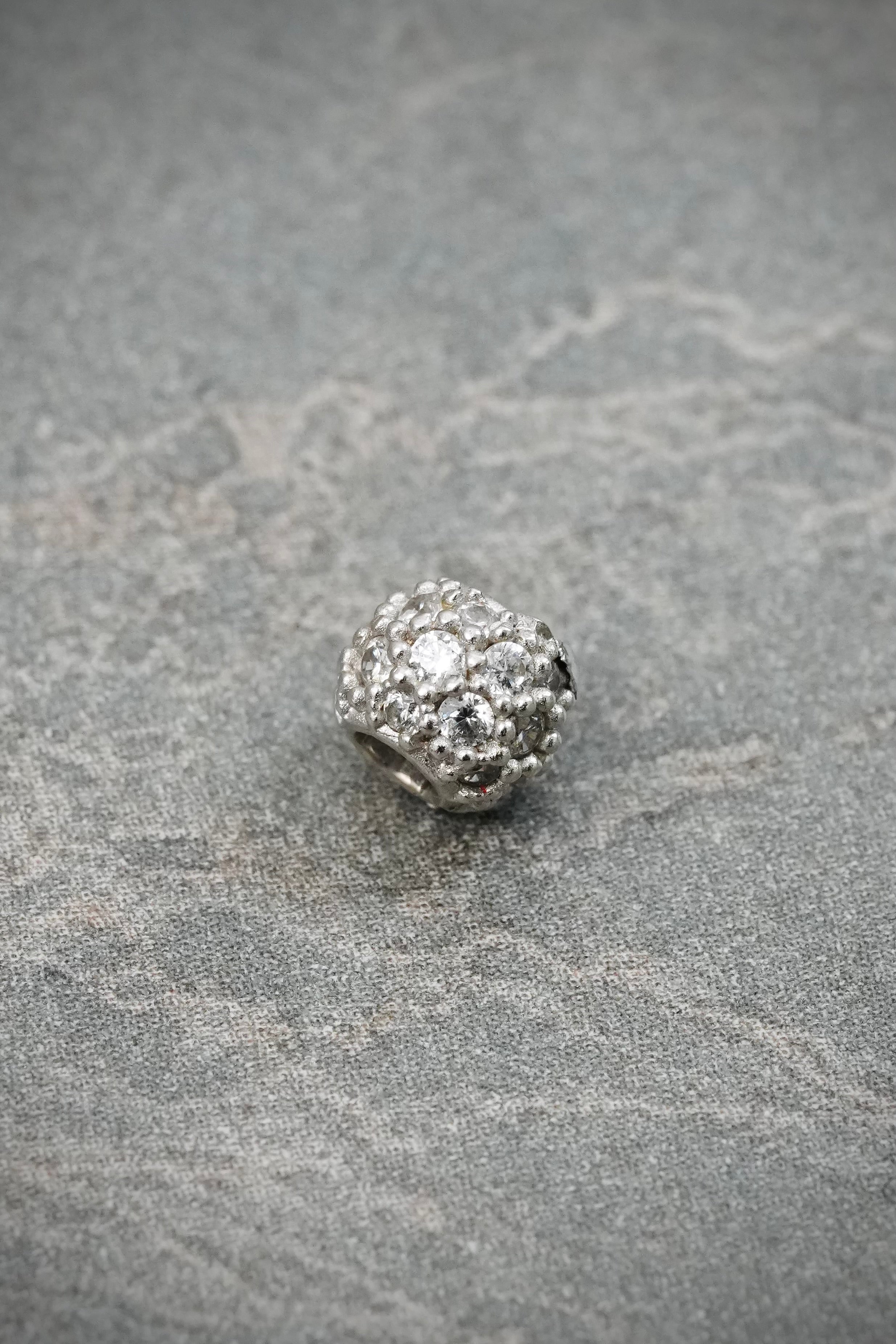 Herraje con swarovski blanco 0.4gr / Largo 0.3cm — Oro Blanco