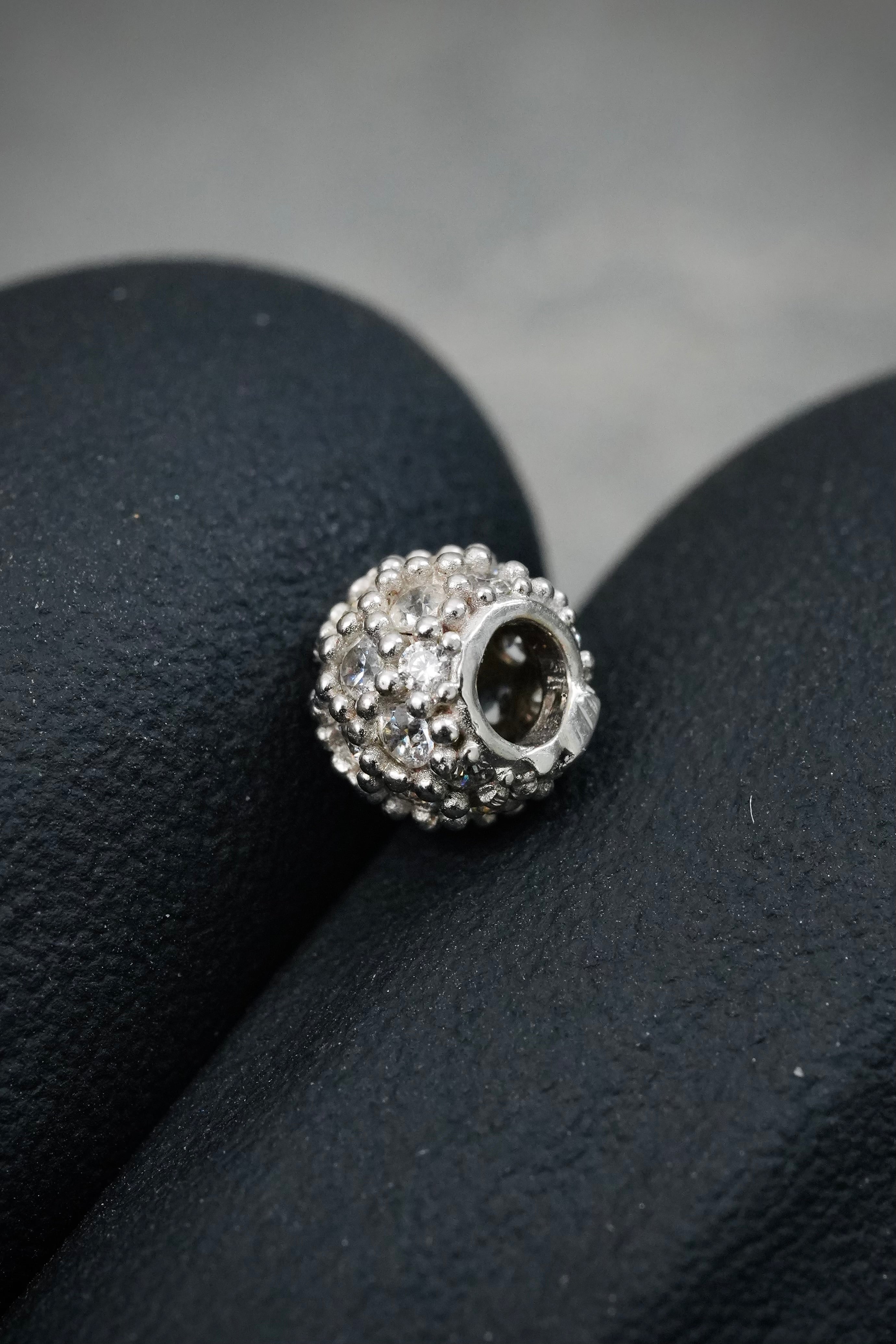 Herraje con swarovski blanco 0.4gr / Largo 0.3cm — Oro Blanco