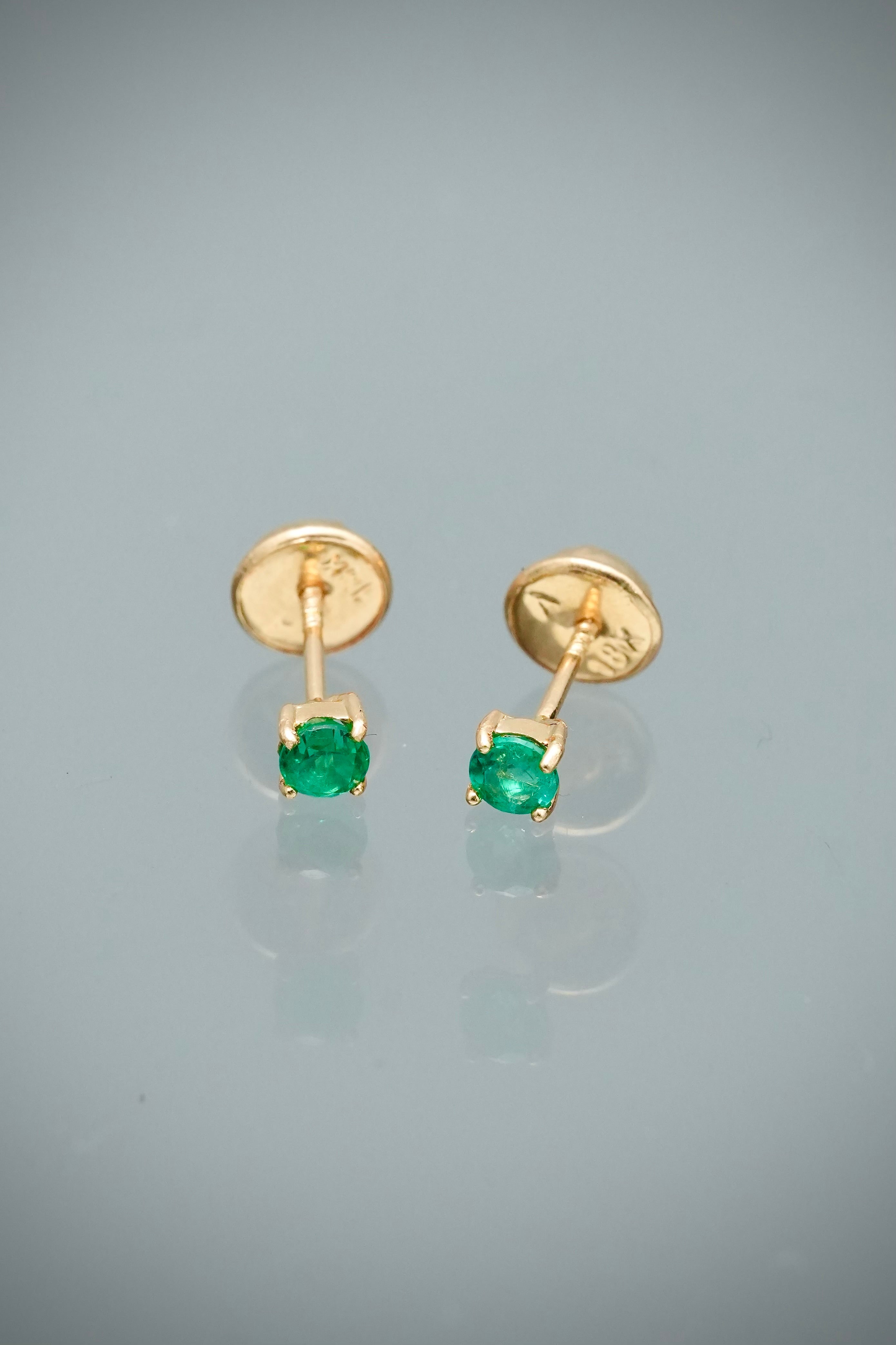 Topos con 25pts de esmeralda 0.5gr / Largo 0.3cm / Oro Amarillo (Joya) B