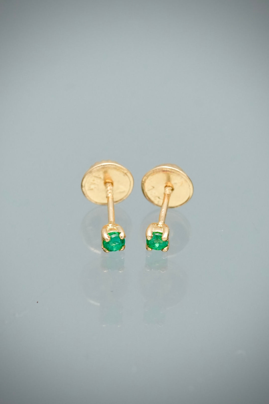 Topos con 9.5pts de esmeralda 0.5gr / Largo 0.24cm — Oro Amarillo
