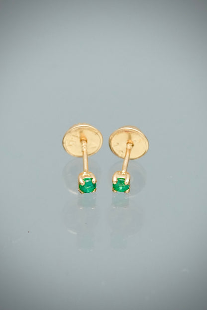 Topos con 9.5pts de esmeralda 0.4gr / Largo 0.24cm — Oro Amarillo