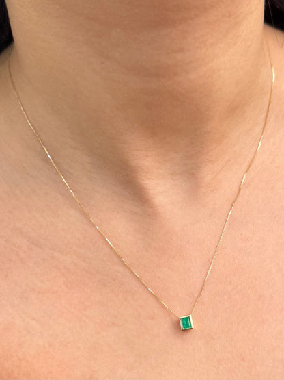 Cadena con Dije 22pts de Esmeralda 1.3gr / 45cm / 0.4mm — Oro Amarillo