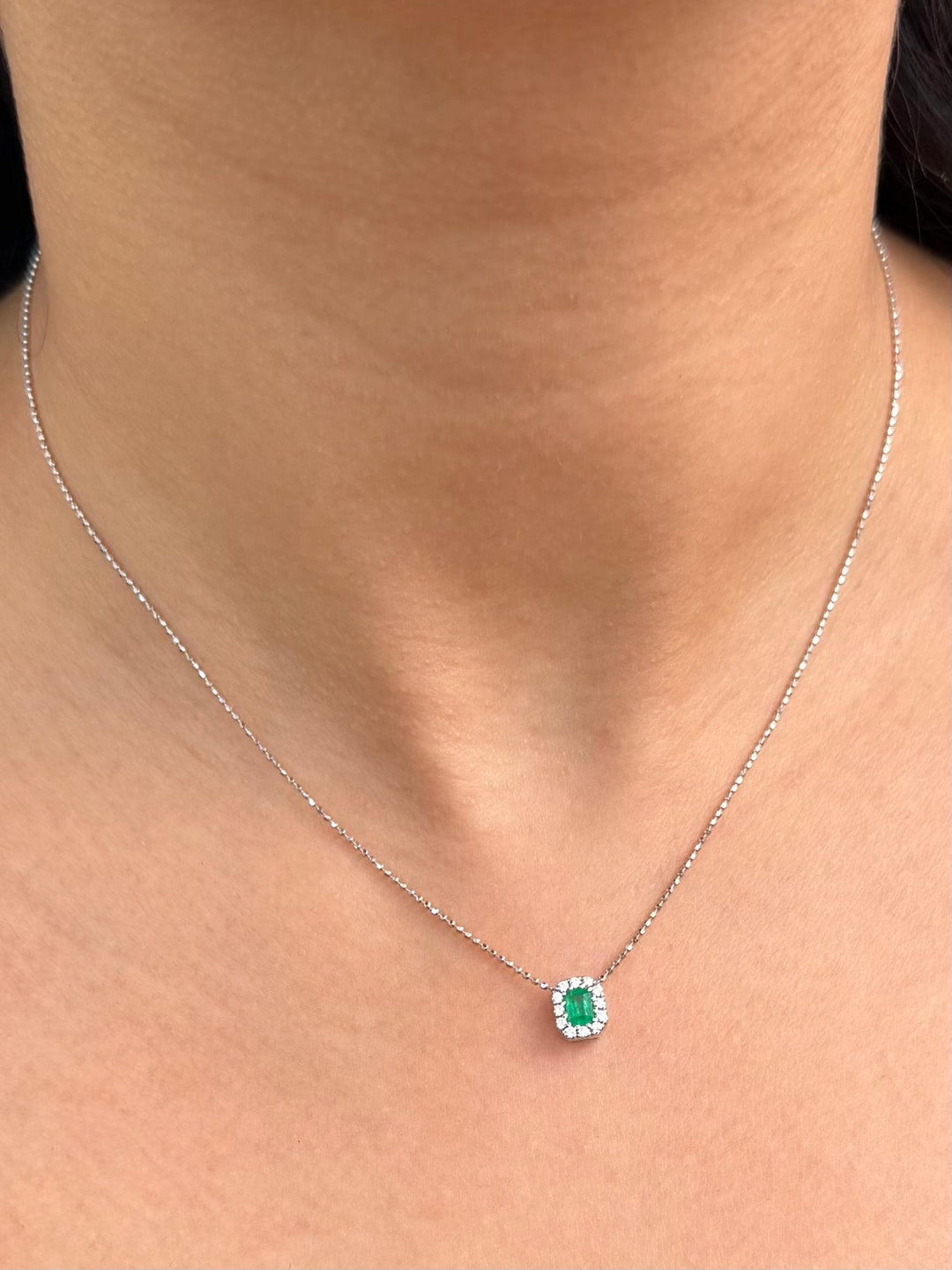 Cadena con Dije 22pts de Esmeralda y 12pts de Diamantes 2.3gr / 40cm / 0.95mm — Oro Blanco