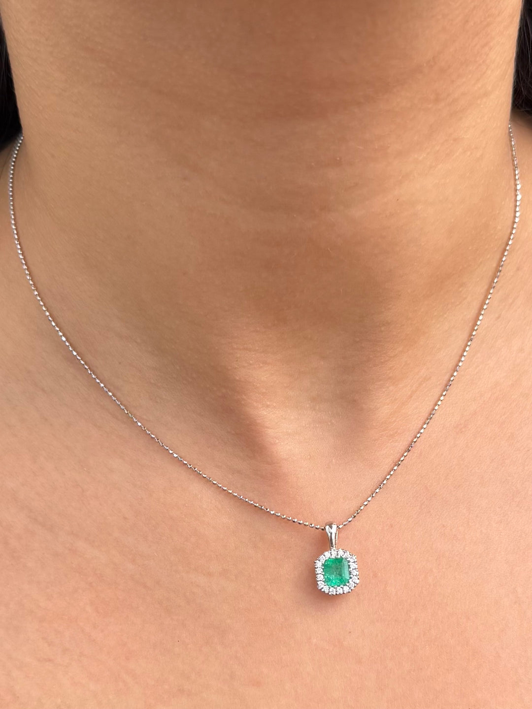 Dije con 70pts de Esmeralda y 16pts de Diamantes 1.8gr / 1.5cm / 8.9mm — Oro Blanco