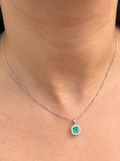 Dije con 70pts de Esmeralda y 16pts de Diamantes 1.8gr / 1.5cm / 8.9mm — Oro Blanco
