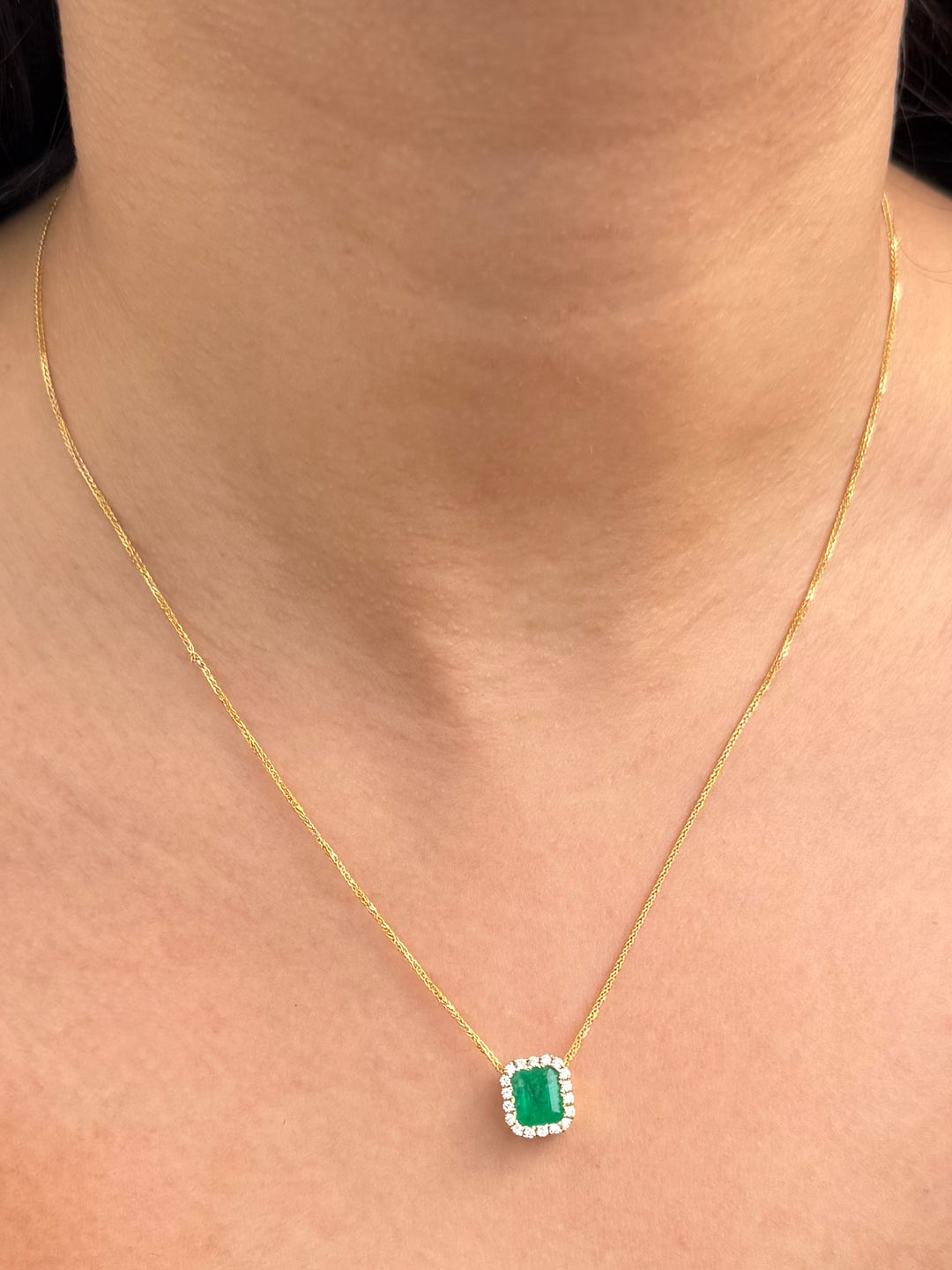 Cadena con Dije 130pts de Esmeralda y 16pts de Diamantes 3.75gr / 45cm / 0.7mm — Oro Amarillo