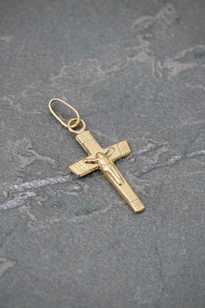 Dije Cruz con Cristo 0.4gr / 2.1cm / 10.1mm — Oro Amarillo