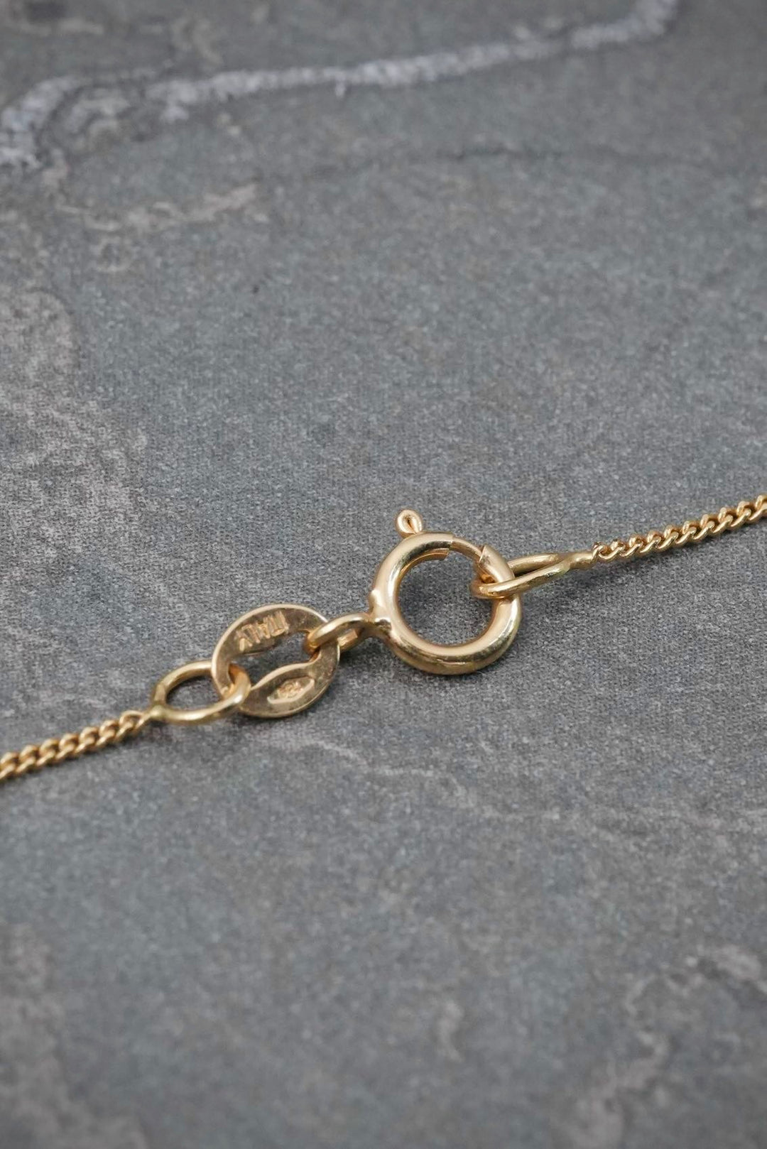 Cadena Mini Cubana con Dije Cruz 19pts de Esmeraldas 2.05gr / 50cm / 0.85mm — Oro Amarillo