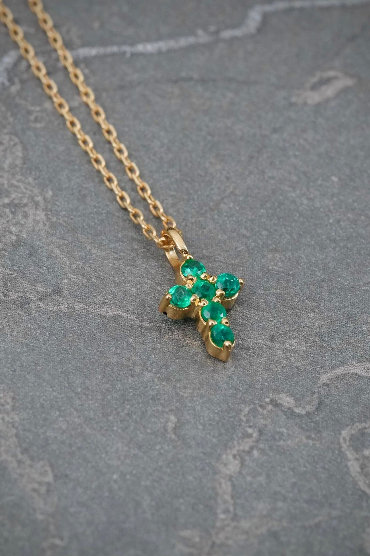 Cadena Aro Seguido con Dije Cruz 19pts de Esmeraldas 2.15gr / 50cm / 1mm — Oro Amarillo
