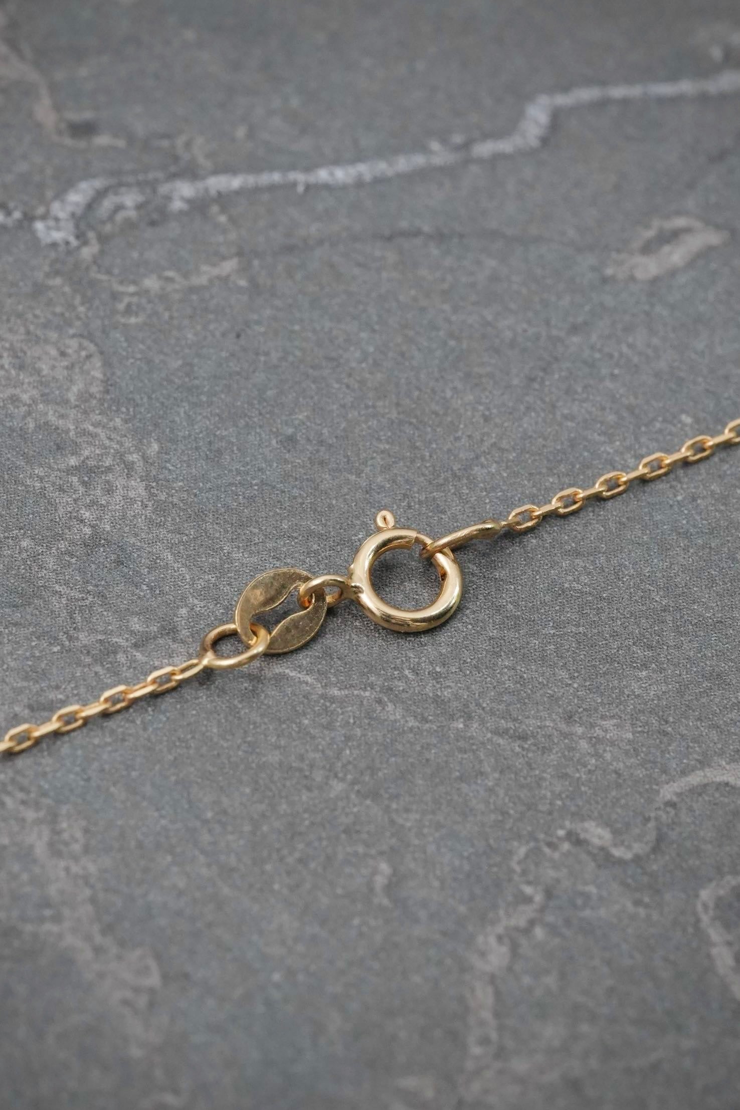 Cadena Aro Seguido con Dije Cruz 19pts de Esmeraldas 2.15gr / 50cm / 1mm — Oro Amarillo