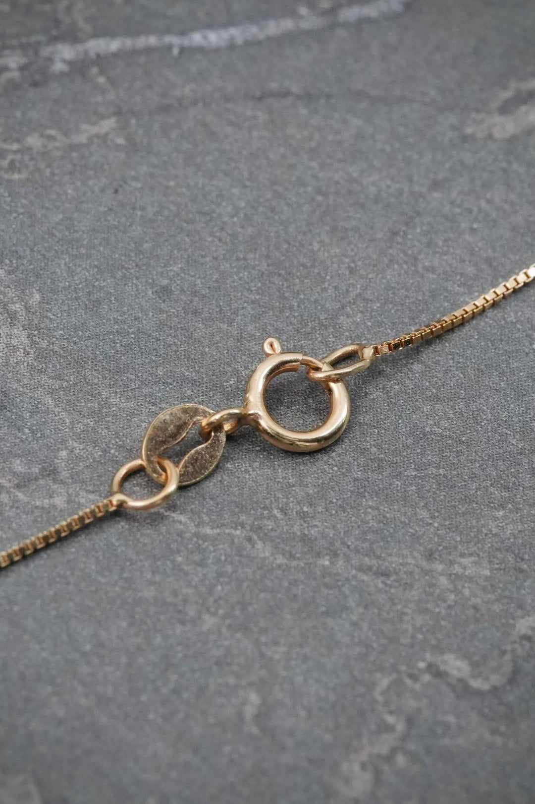 Cadena Veneciana con Dije Cruz 19pts de Esmeraldas 1.9gr / 50cm / 0.6mm — Oro Amarillo