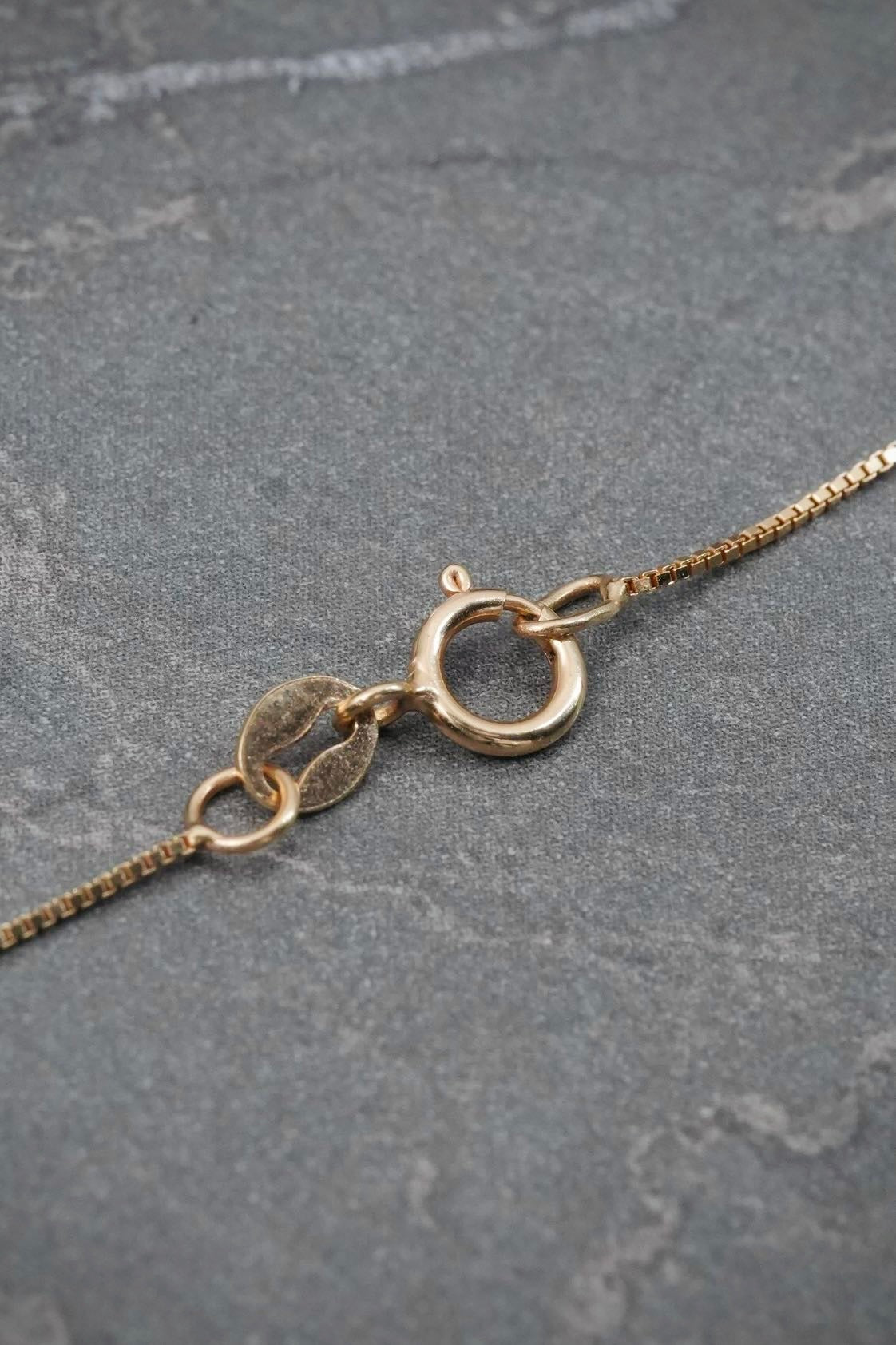 Cadena Veneciana con Dije Cruz 19pts de Esmeraldas 1.9gr / 50cm / 0.6mm — Oro Amarillo