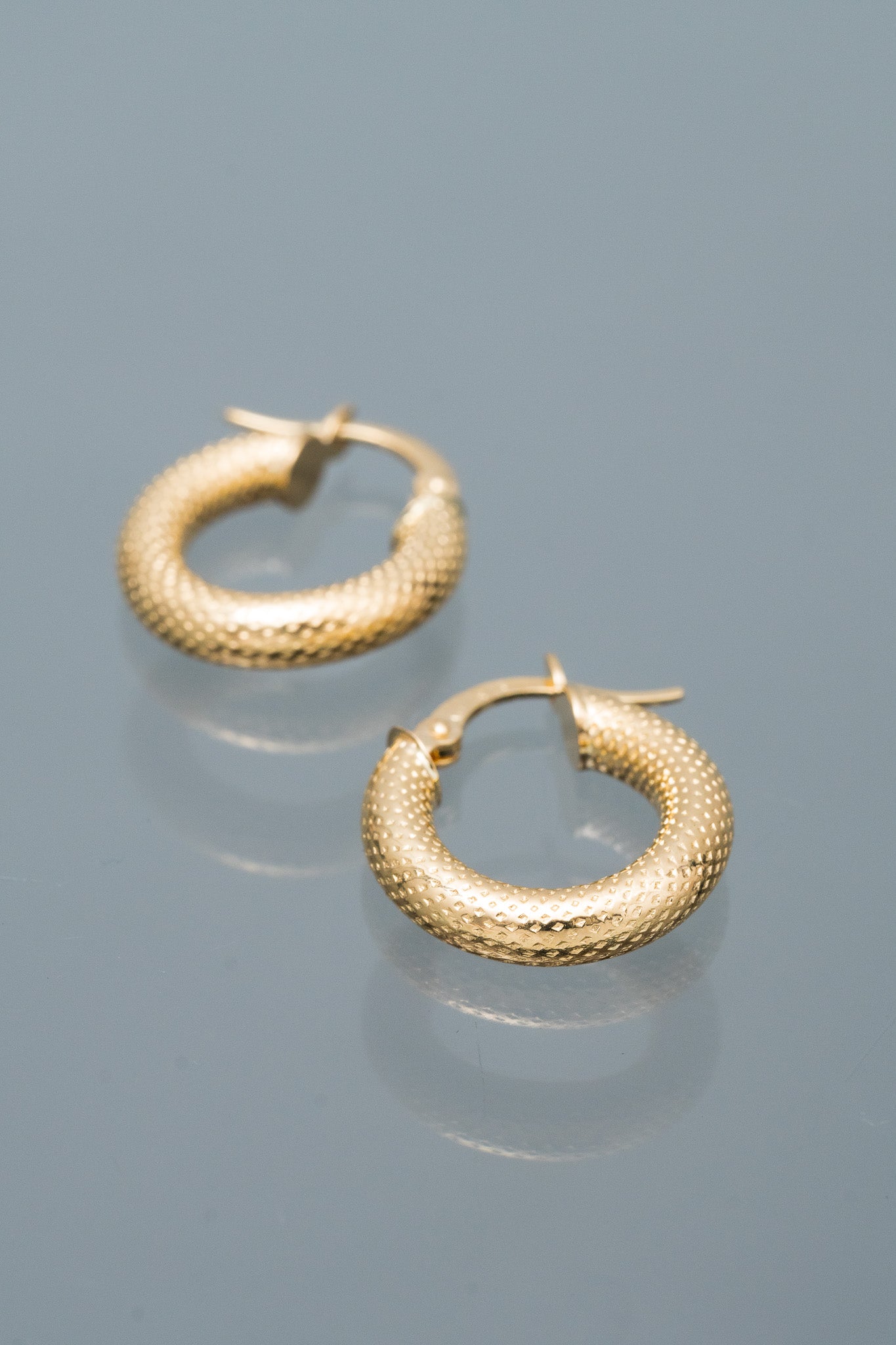 Candongas con textura 2.2gr / Largo 1.9cm — Oro Amarillo
