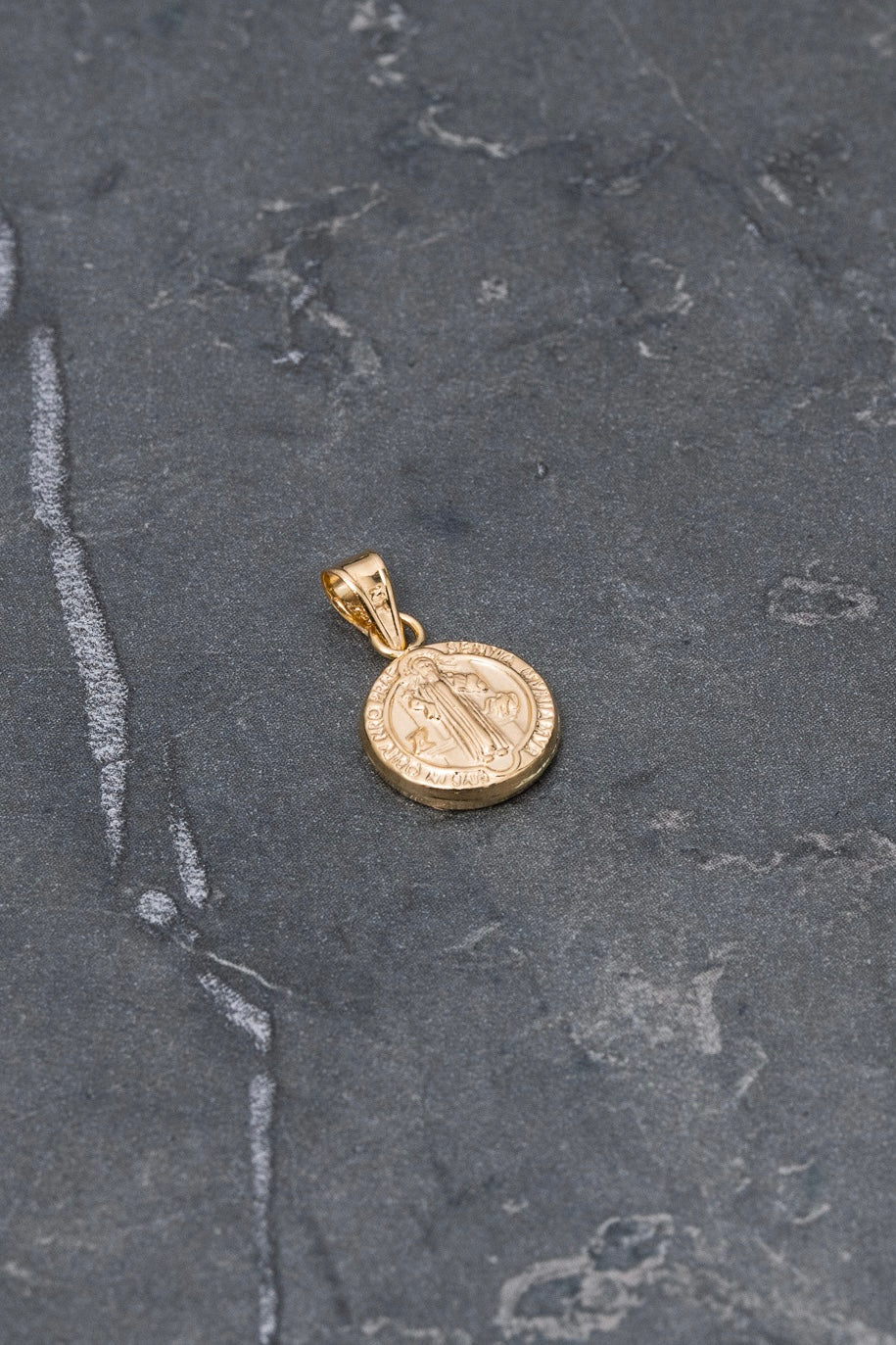 Dije san benito 0.55gr / Largo 1.7cm — Oro Amarillo