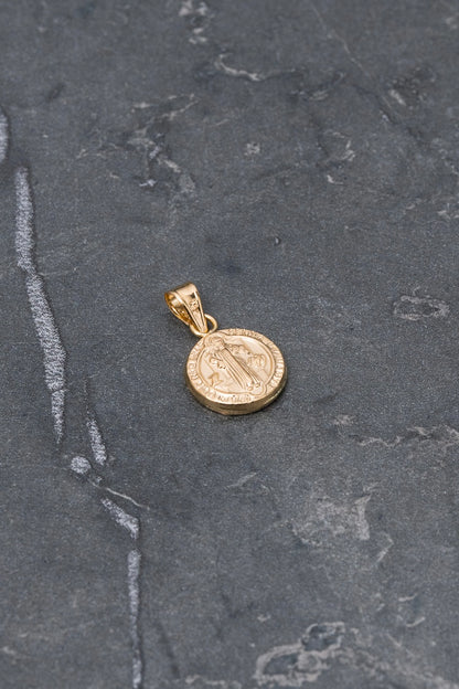 Dije san benito 0.55gr / Largo 1.7cm — Oro Amarillo