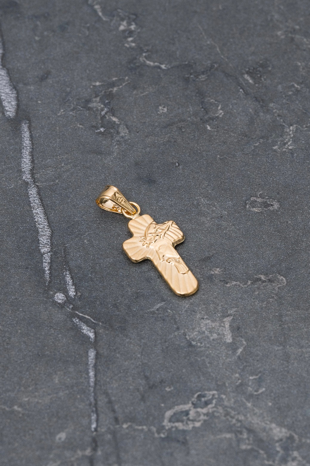 Dije cruz rostro de jesus 0.75gr / Largo 2.5cm — Oro Amarillo
