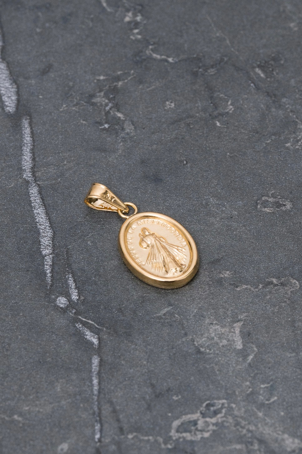 Dije jesus de la misericordia 0.95gr / Largo 2.5cm — Oro Amarillo