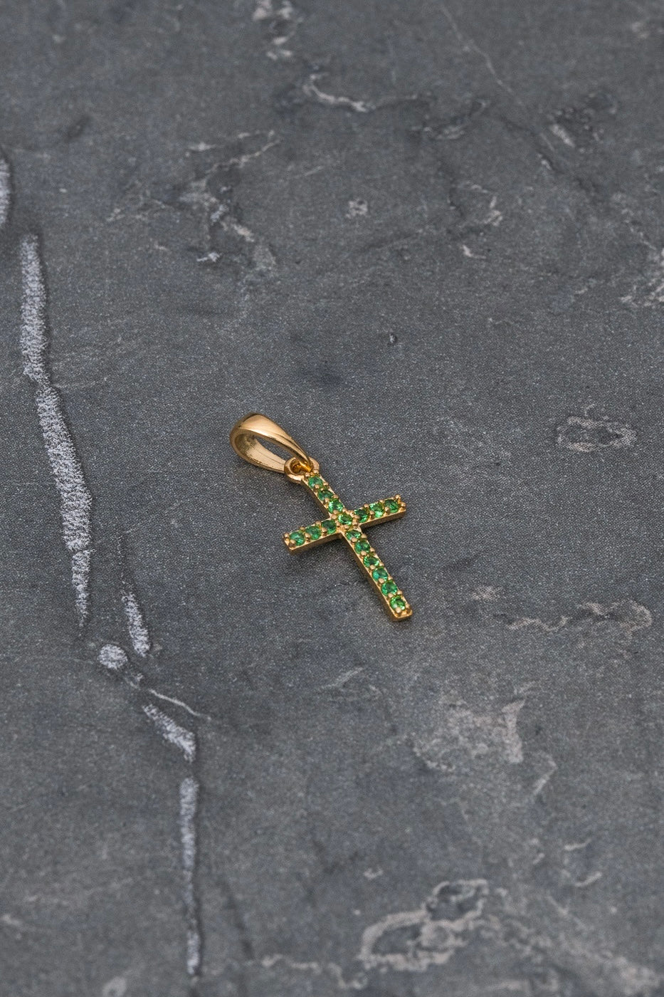 Dije cruz con swarovski verde 0.6gr / Largo 2.0 cm / Oro Amarillo Nac P