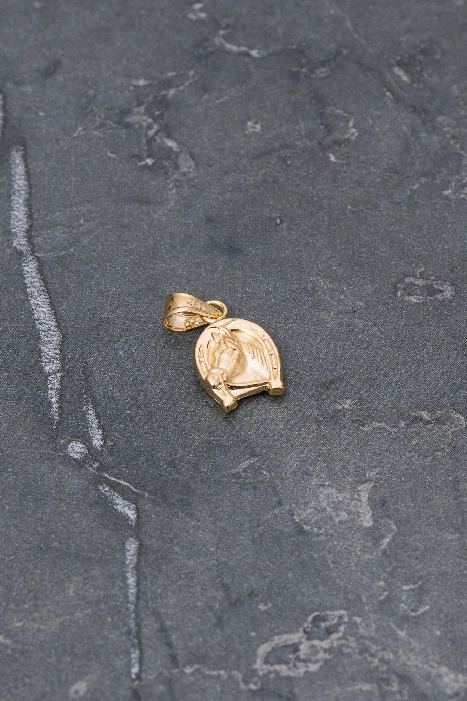 Dije herradura de caballo 0.55gr / Largo 1.6cm — Oro Amarillo