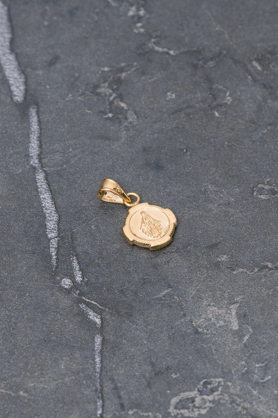 Dije virgen de la milagrosa 0.5gr / Largo 1.7cm — Oro Amarillo