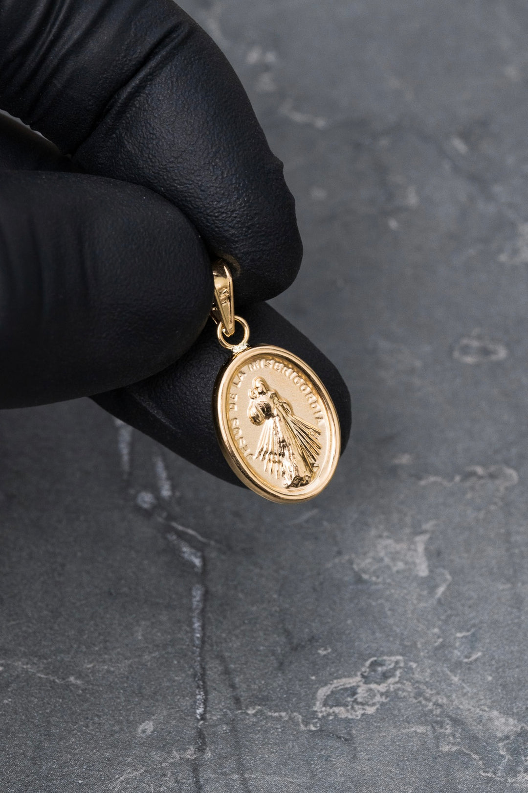 Dije jesus de la misericordia 0.95gr / Largo 2.5cm — Oro Amarillo