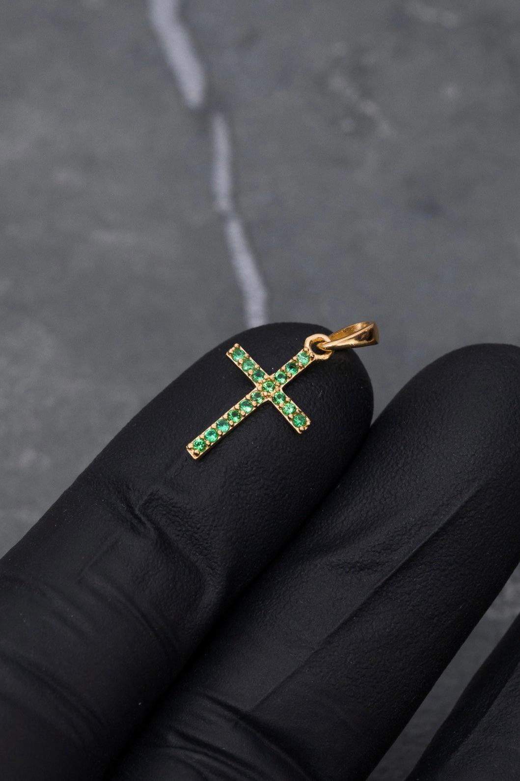 Dije cruz con swarovski verde 0.6gr / Largo 2.0 cm / Oro Amarillo Nac P